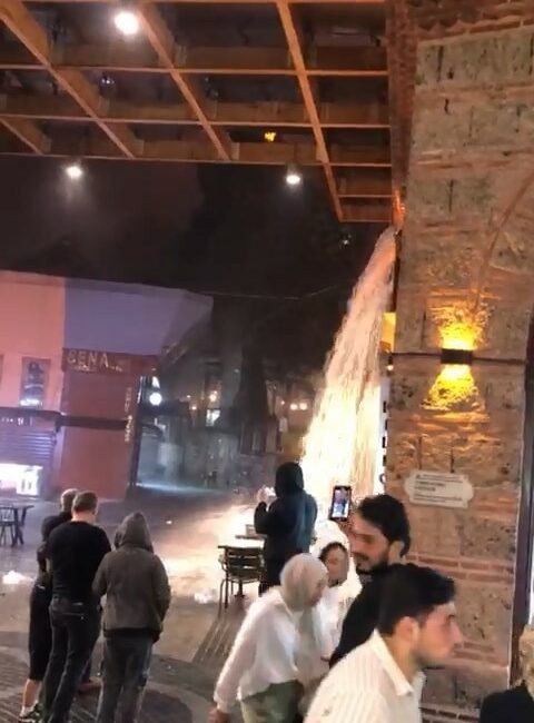 BURSA'DA DÜN AKŞAM SAATLERİNDE YAĞAN YAĞMUR HAYATI OLUMSUZ ETKİLEDİ. YAĞIŞ