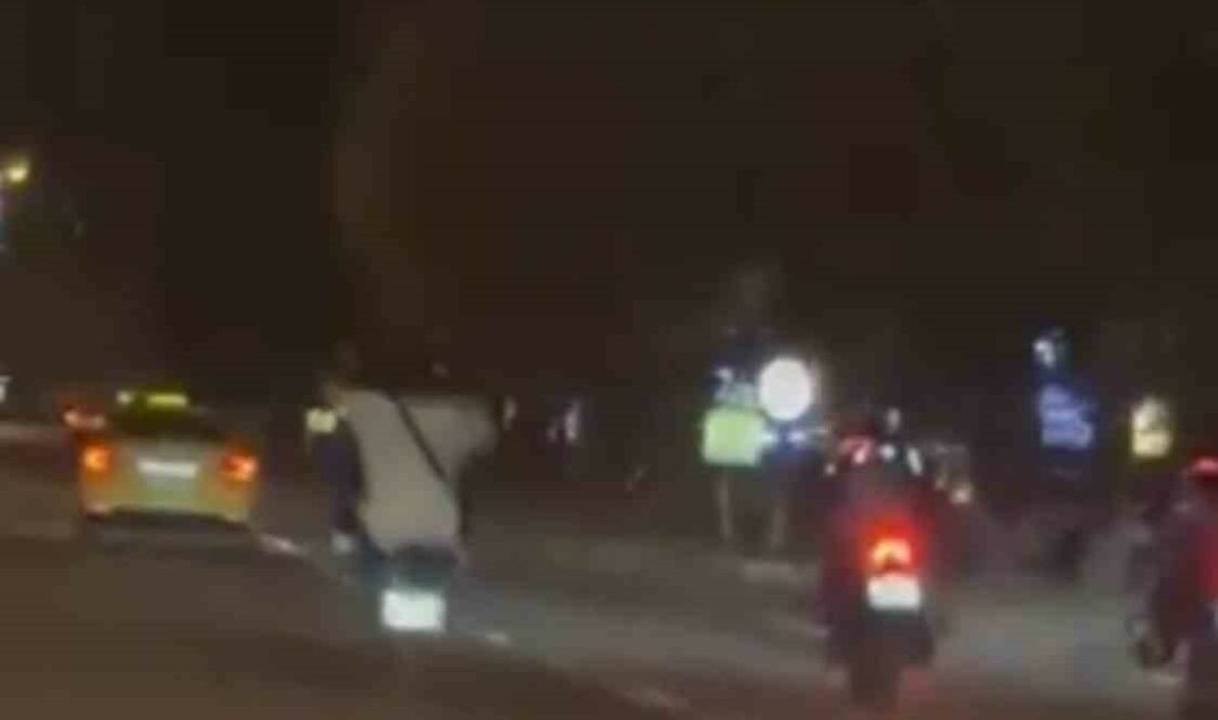 Tek teker ilerleyen motosiklet sürücüsü kamerada TEK TEKER İLERLEYEN MOTOSİKLET SÜRÜCÜSÜ KAMERADA