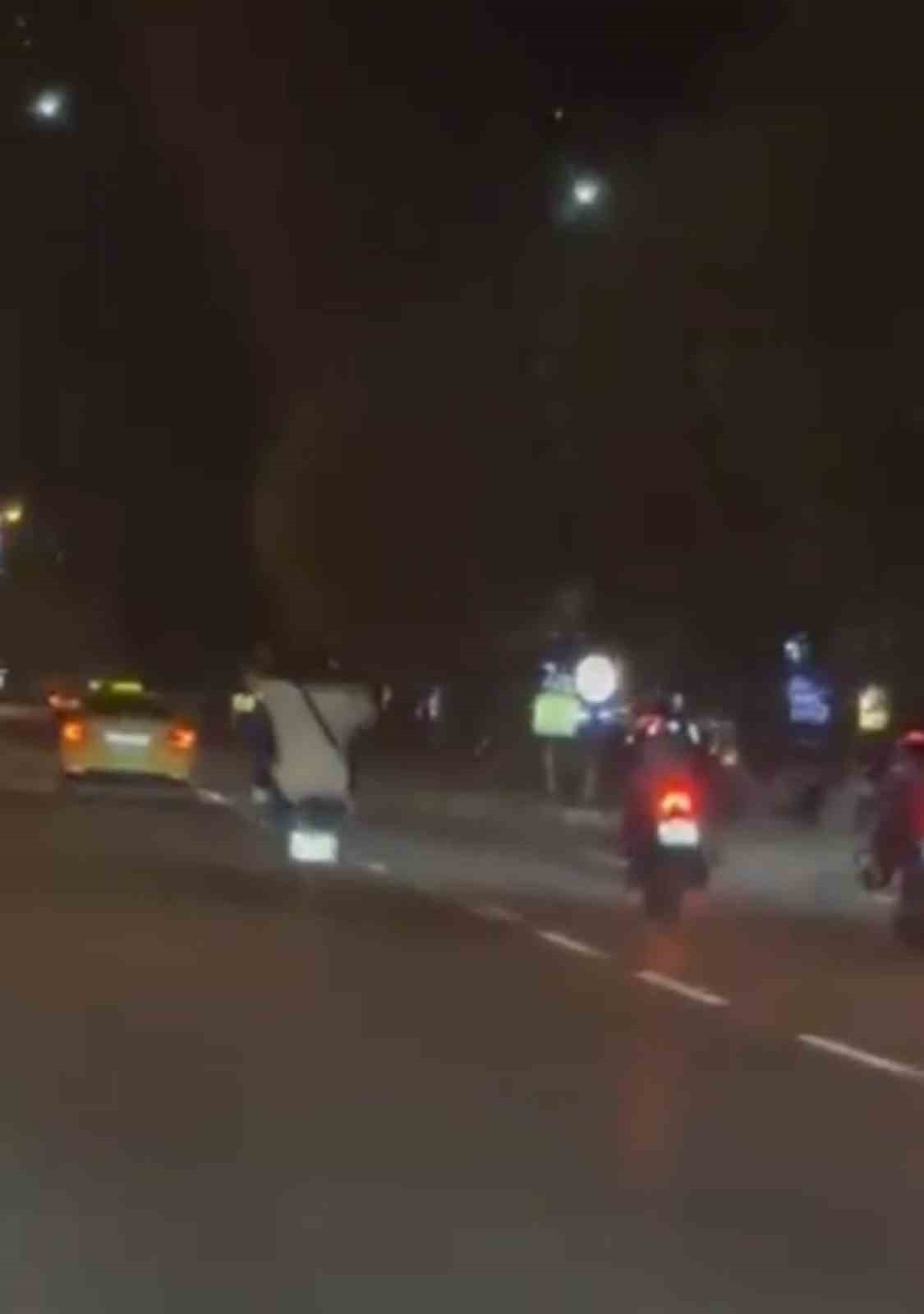 TEK TEKER İLERLEYEN MOTOSİKLET SÜRÜCÜSÜ KAMERADA