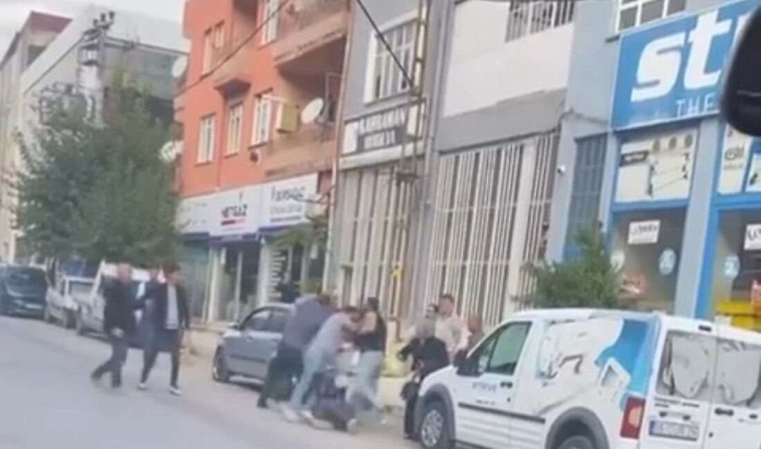 Tekme ve yumruklar havada uçuştu, cadde ringe döndü TEKME VE YUMRUKLAR HAVADA UÇUŞTU, CADDE RİNGE DÖNDÜ