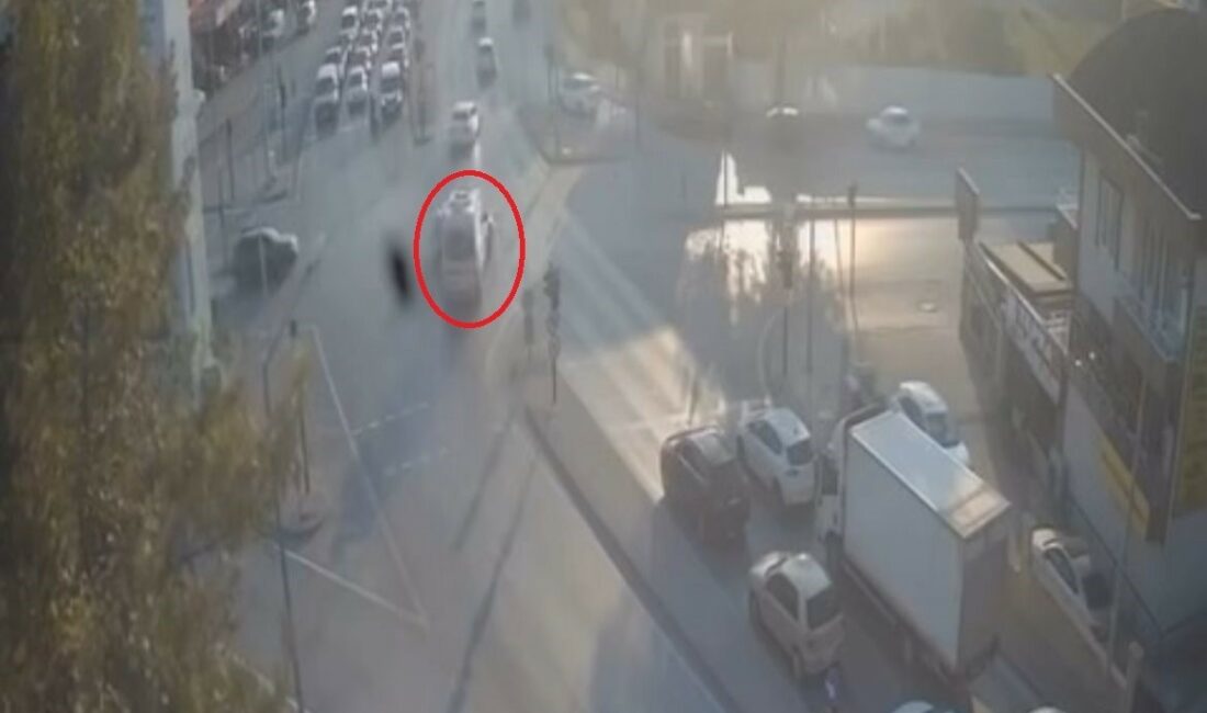 Ters yönden ilerleyen ambulans otomobile çarptı TERS YÖNDEN İLERLEYEN AMBULANS OTOMOBİLE BÖYLE ÇARPTI