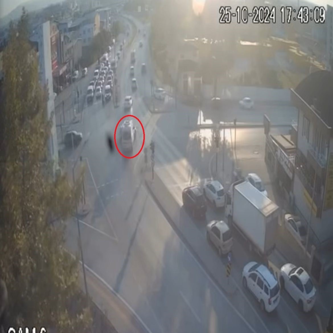 TERS YÖNDEN İLERLEYEN AMBULANS OTOMOBİLE BÖYLE ÇARPTI