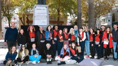 MUDANYA BELEDİYESİ BÜNYESİNDE ÇALIŞMALARINI SÜRDÜREN 'TİYATRO MUDANYA' İZLEYENLERDEN TAM NOT