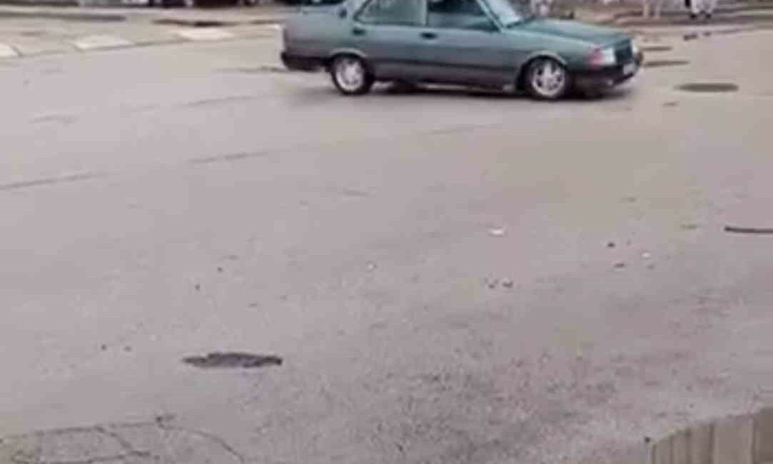 TOFAŞ sürücüsü yol ortasında dakikalarca drift attı, o anları kayda aldırdı YOL ORTASINDA DAKİKALARCA DRİFT ATTI, O ANLARI KAYDA ALDIRDI
