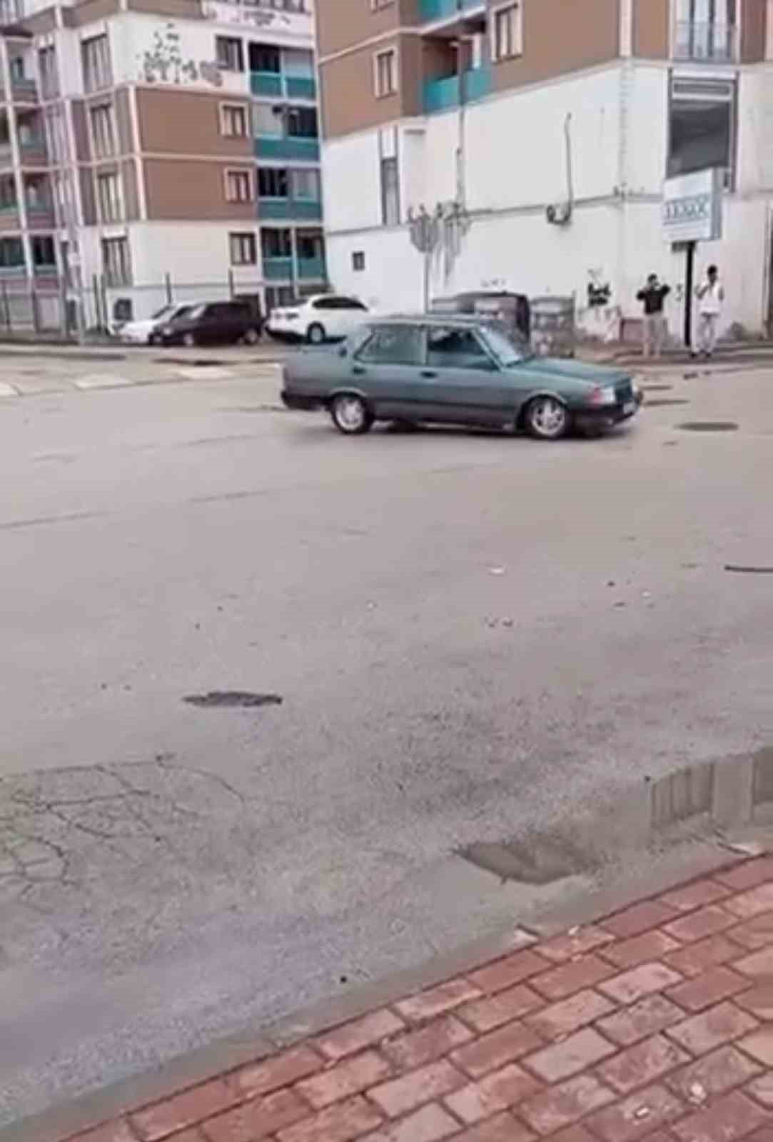 YOL ORTASINDA DAKİKALARCA DRİFT ATTI, O ANLARI KAYDA ALDIRDI