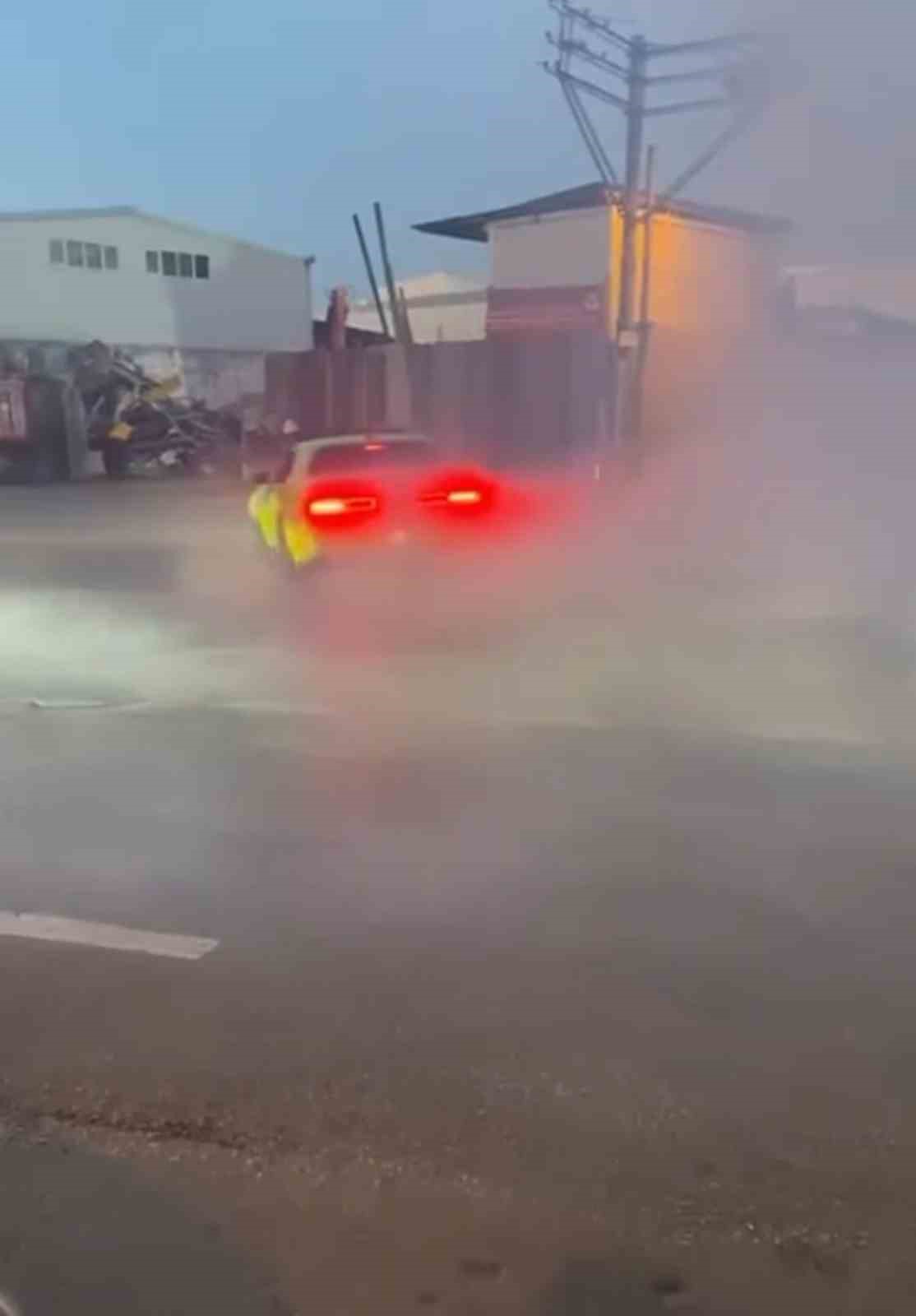 TRAFİĞİ KESİP TOZU DUMANA KATTI, 33 BİN LİRA CEZA YEDİ