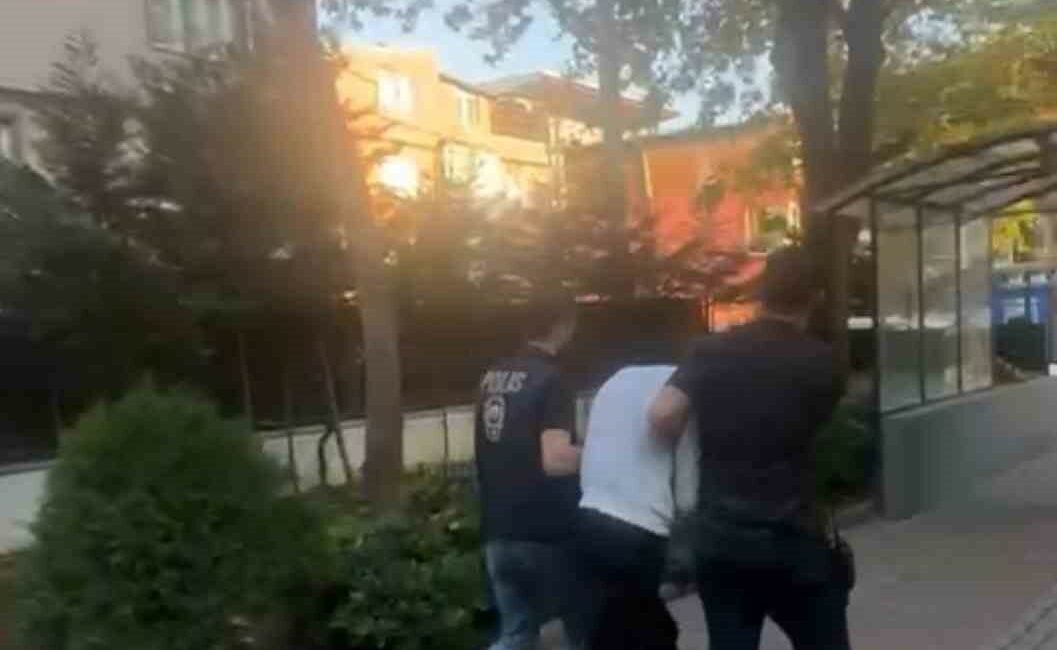 Trafik kazasında ağır yaralanan genç kızın telefonunu çalan şüpheli tutuklandı ÇEVREDEKİLER YARDIMA KOŞARKEN, O ŞÜPHELİ YARALI KIZIN TELEFONUNU ÇALMIŞTI… ÇOK