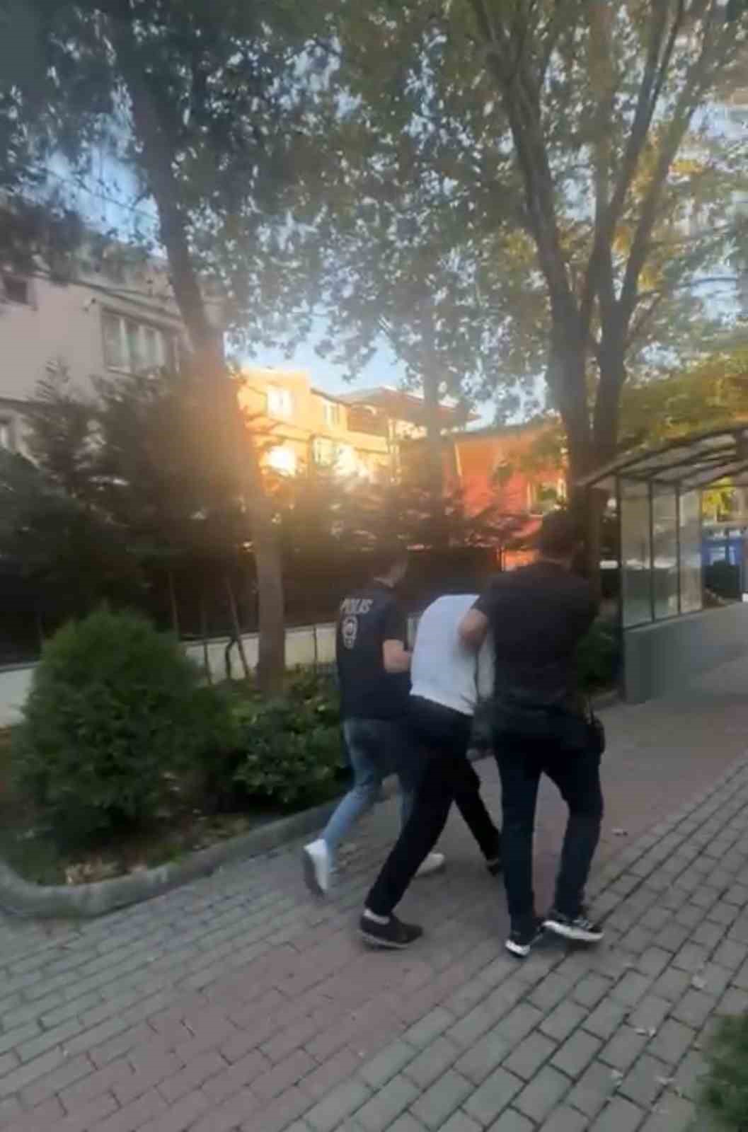 ÇEVREDEKİLER YARDIMA KOŞARKEN, O ŞÜPHELİ YARALI KIZIN TELEFONUNU ÇALMIŞTI… ÇOK