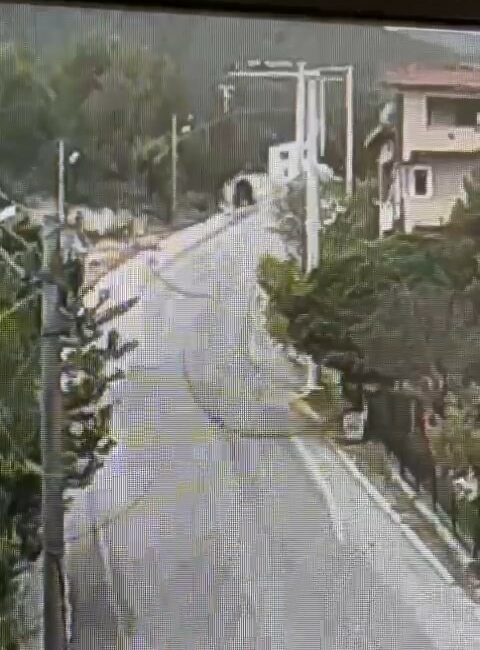 Traktöre otostop çekerek okula giden 5 öğrencinin ölümden döndüğü anlar BURSA’DA SERVİS ARACINDAN İNDİRİLEN ÖĞRENCİLERİN OTOSTOP ÇEKEREK BİNDİĞİ TRAKTÖR DEVRİLDİ.