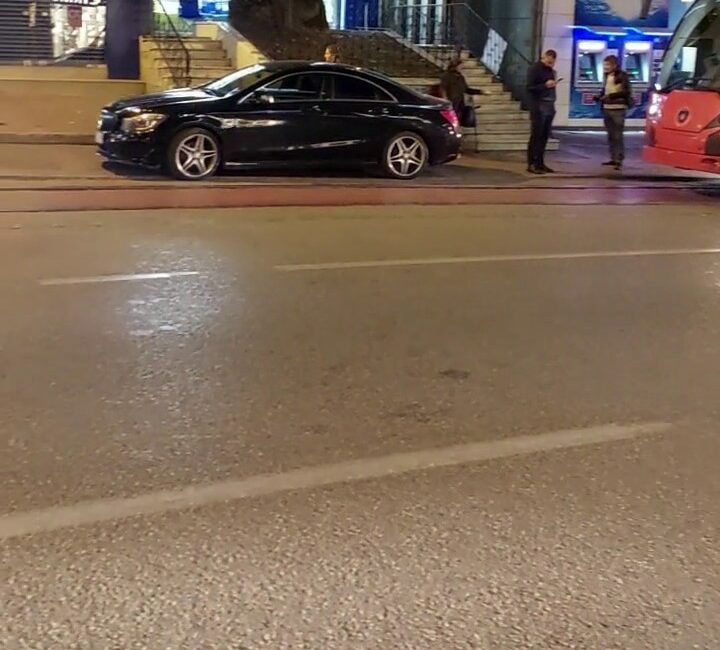 BURSA'DA İDDİALARA GÖRE KIZ ARKADAŞIYLA TARTIŞAN GENÇ, ARACINI TRAMVAY HATTINA