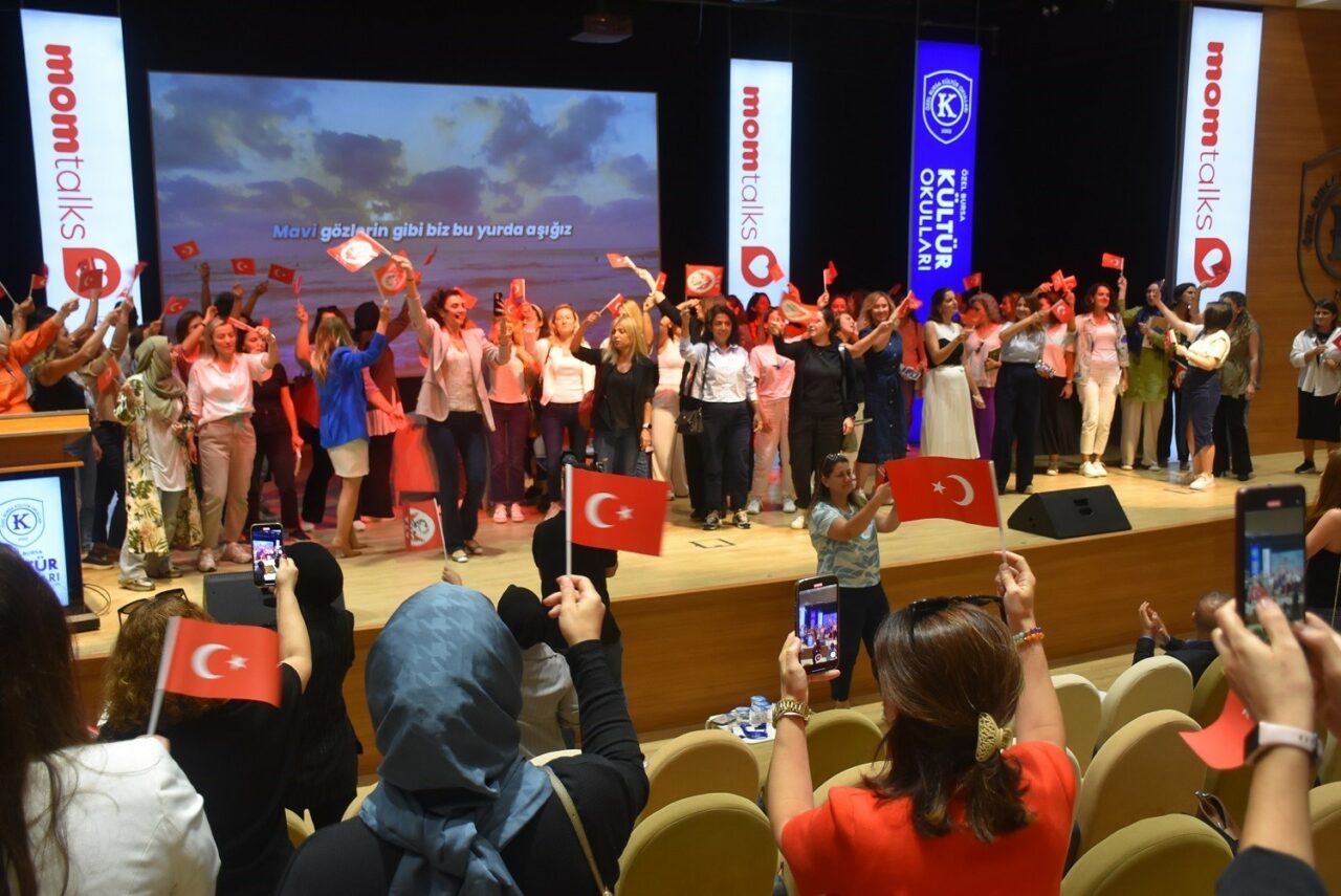 TÜRKİYE’NİN İLK VE EN KAPSAMLI EBEVEYN-UZMAN BULUŞMA PLATFORMU OLAN MOMTALKS