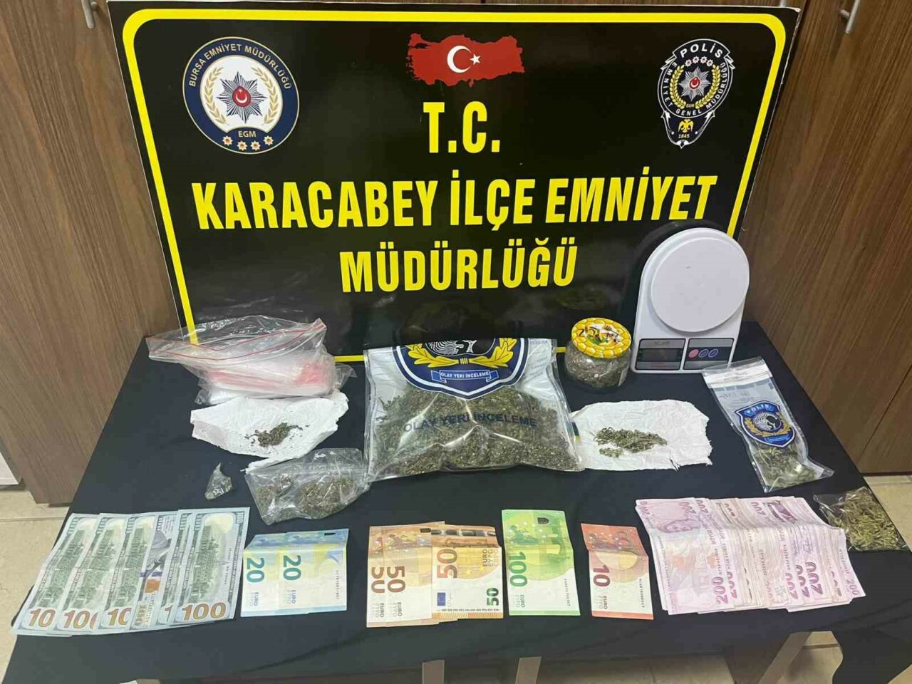 BURSA’NIN KARACABEY İLÇESİNDE DÜZENLENEN UYUŞTURUCU OPERASYONUNDA 5 KİŞİ YAKALANDI.