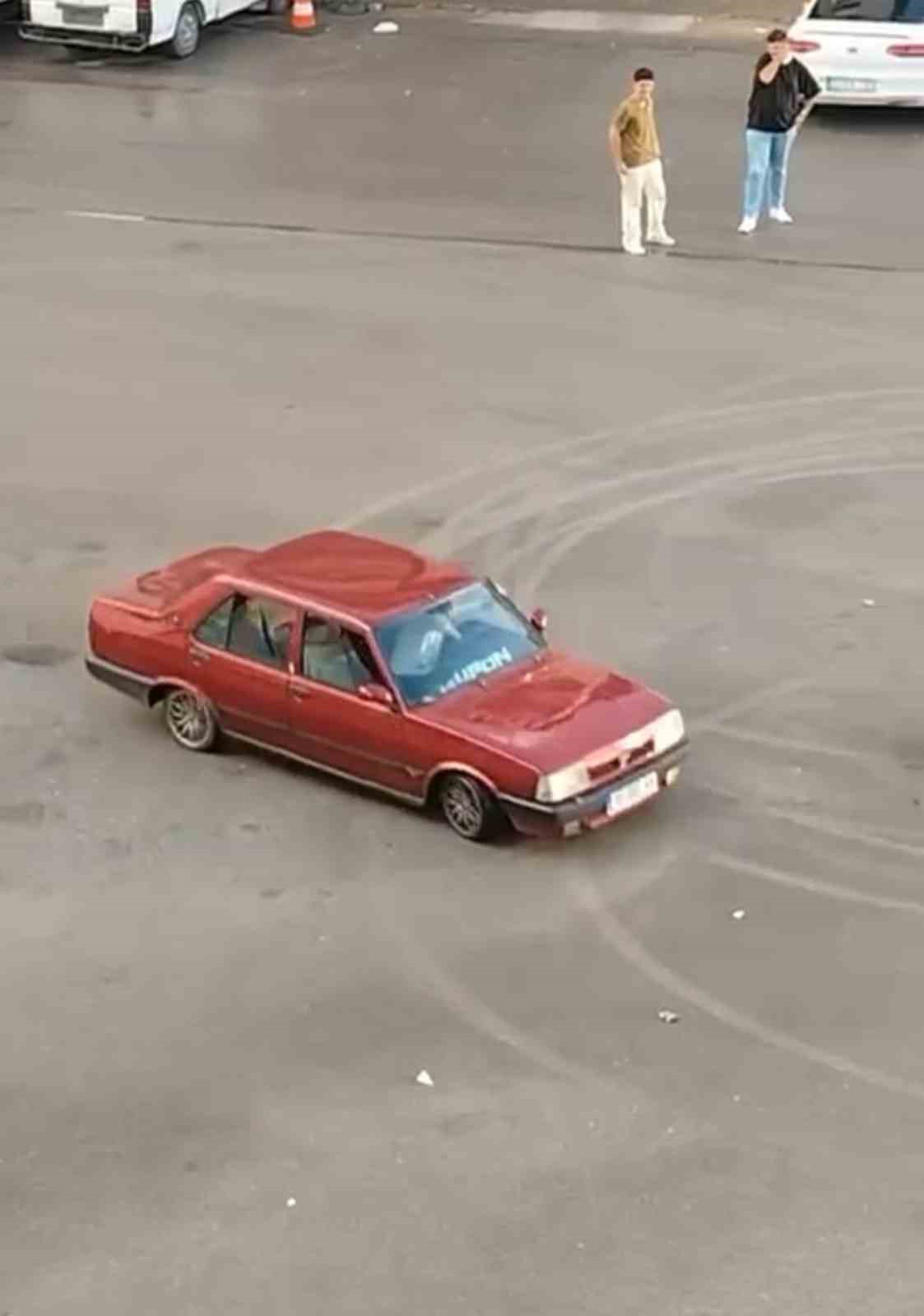 BURSA'DA BİR SÜRÜCÜ TOFAŞ MARKA ŞAHİN ARACIYLA DAKİKALARCA DRİFT ATIP