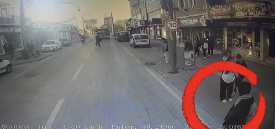 KARŞIDAN KARŞIYA GEÇERKEN, OTOBÜSÜN ALTINDA BÖYLE KALDI