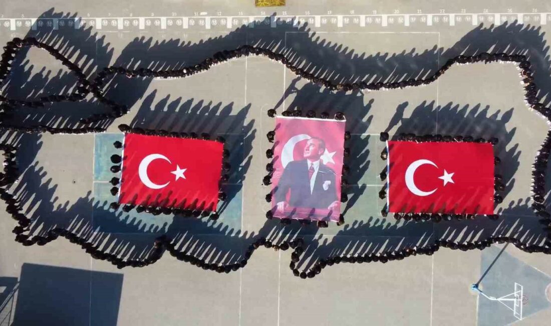 Yüzlerce öğrenci Cumhuriyet Bayramı için Türkiye haritası oluşturdu BURSA'DA ÖĞRENCİLERİN KOREOGRAFİYLE OLUŞTURDUĞU 'TÜRKİYE HARİTASI' BÜYÜK BEĞENİ KAZANDI.