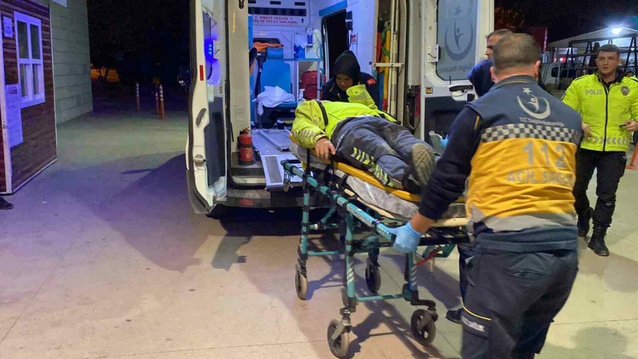 17 yaşındaki sürücü, kamyonetle trafik polisine çarpıp 20 metre sürükledi Bursa’nın İnegöl ilçesinde 17 yaşındaki sürücünün kullandığı kamyonet, kaldırımda yürüyen