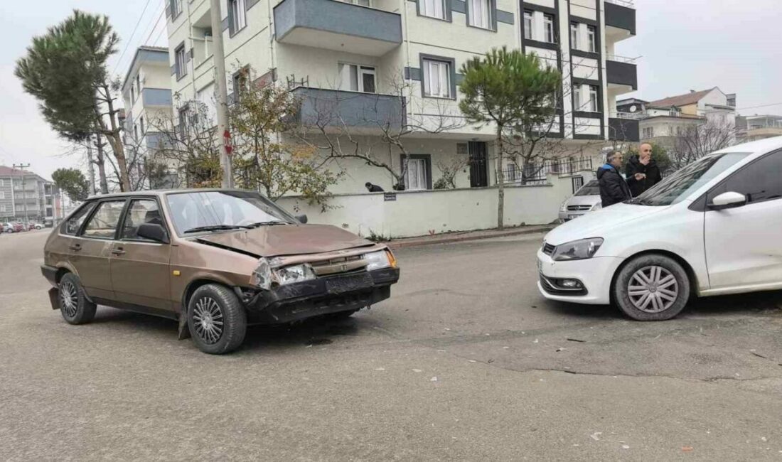 Bursa’nın İnegöl ilçesinde meydana gelen kazada 2 otomobilin çarpışmasıyla 2