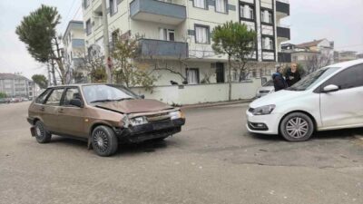 Bursa’nın İnegöl ilçesinde meydana gelen kazada 2 otomobilin çarpışmasıyla 2