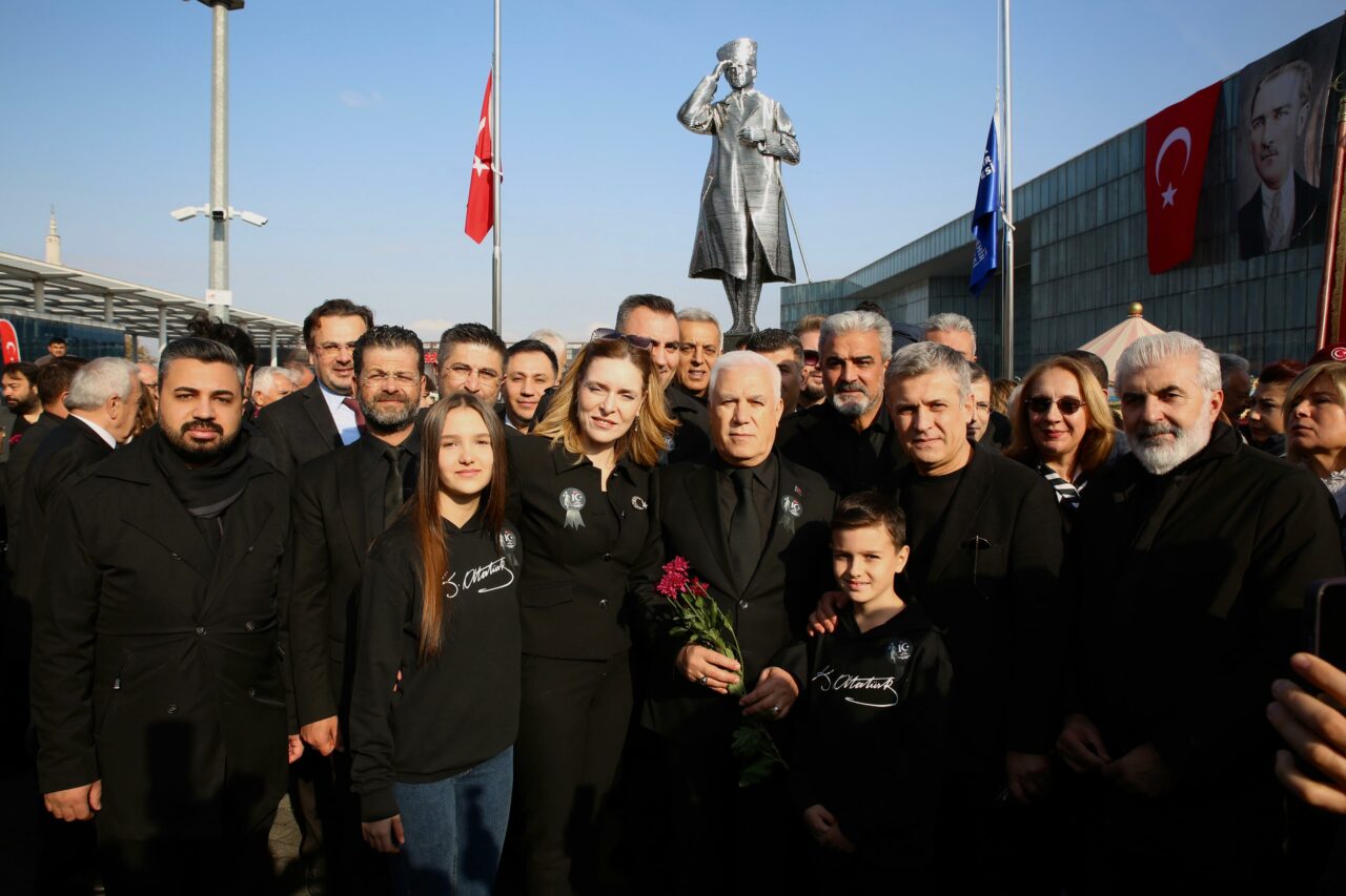 İşte Bursa’nın yeni Atatürk Heykeli Bursa Büyükşehir Belediyesi tarafından Ulu Önder Mustafa Kemal Atatürk’ün aziz