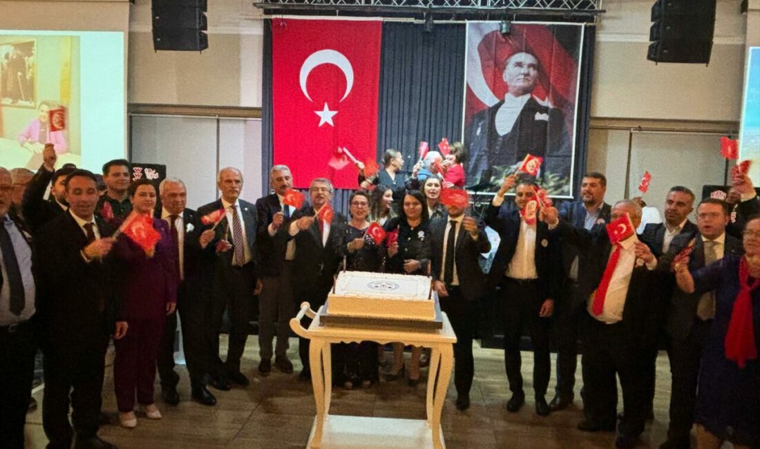 Bursa’da Mestanlı Derneği’nin Cumhuriyet coşkusu Naim Süleymanoğlu’nun memleketinden Bursa’ya göç eden soydaşlar, Cumhuriyet’e ve Kurucusu