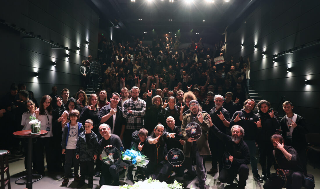 Pentagram Bursa’da hayranlarıyla buluştu Pentagram, Planet Müzik Kulübü organizasyonluğunda hayranlarıyla söyleşide buluştu. Podyum Sanat