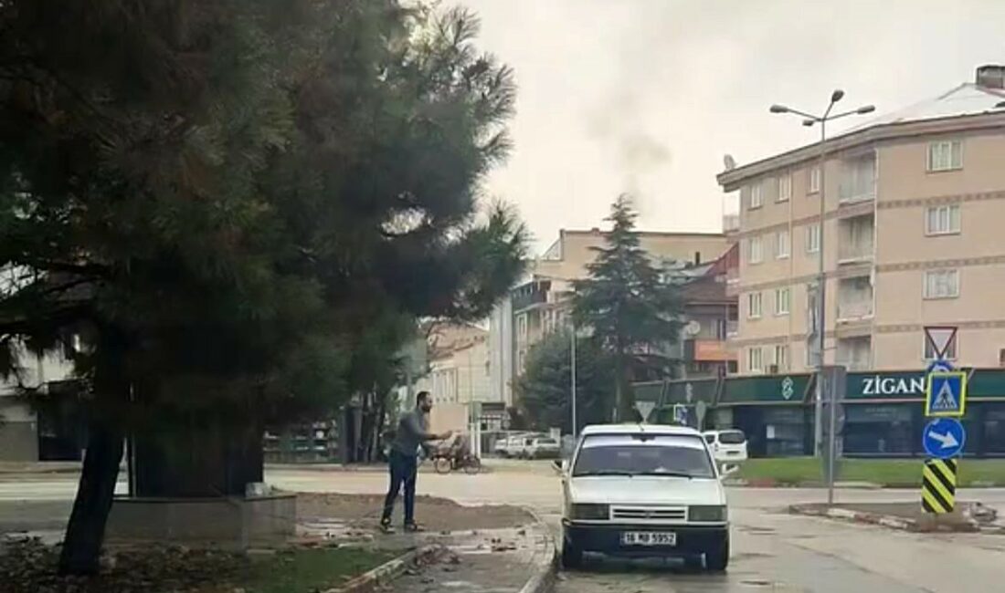 Bursa’da aracını sokak çeşmesinde yıkayan sürücüye ceza yağdı Bursa'nın İnegöl ilçesinde sokak çeşmesinden akan suyla aracını yıkayan sürücüye