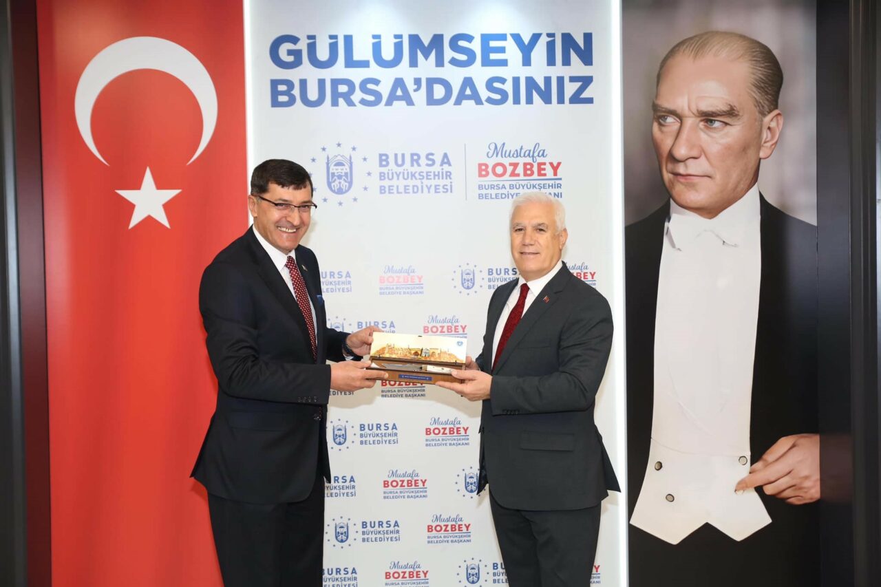 Bursa-Kütahya kardeşliği pekişiyor Kardeş şehirler Bursa ile Kütahya arasında ilişkiler yeniden canlanıyor. Kütahya