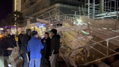 Bursa'da şiddetli lodos hayatı felç etti. Lodos ağaçları kökünden söktü,