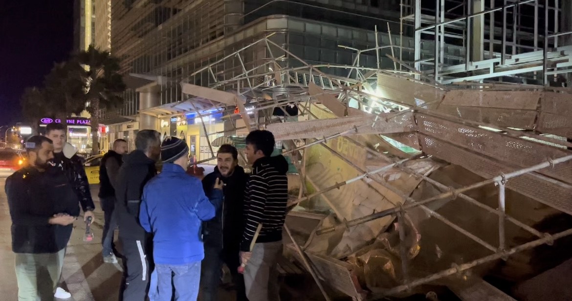 Bursa'da şiddetli lodos hayatı felç etti. Lodos ağaçları kökünden söktü,
