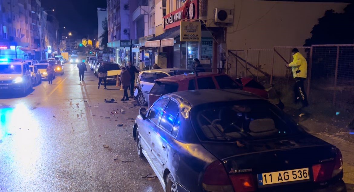 Bursa’da olaylı gece: Mahalleler farklı olay aynı! Bursa'da dün gece birbirine benzer iki olay yaşandı. Park halindeki