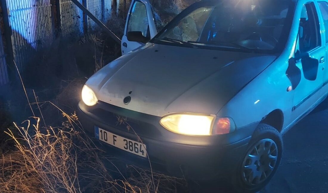 Balıkesir-Bursa karayolunda trafik kazası: 2 yaralı Balıkesir-Bursa Karayolu'nda meydana gelen trafik kazasında 2 kişi yaralandı.