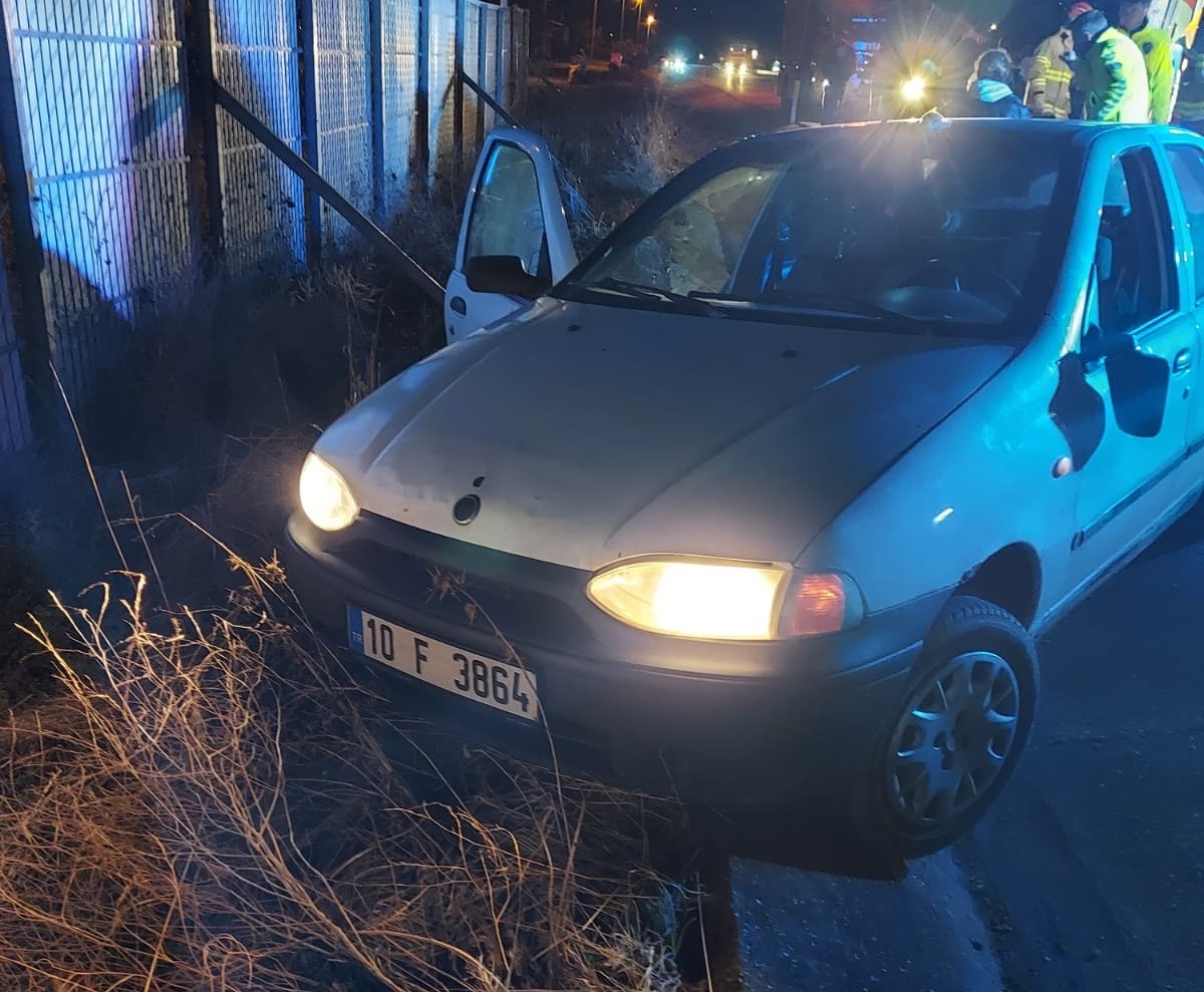Balıkesir-Bursa karayolunda trafik kazası: 2 yaralı Balıkesir-Bursa Karayolu'nda meydana gelen trafik kazasında 2 kişi yaralandı.