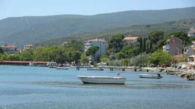 Gemlik ilçesinin Karacaali köyü, denizi, tabiatı ve sakinliğiyle insanları büyülüyor.