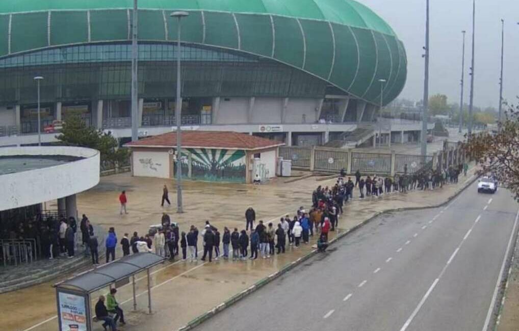 Bursaspor taraftarını yağmur da durdurmadı! Bursasporlu taraftarlar Kemerkent Bulvarspor müsabakası biletleri için stadyum önünde yer