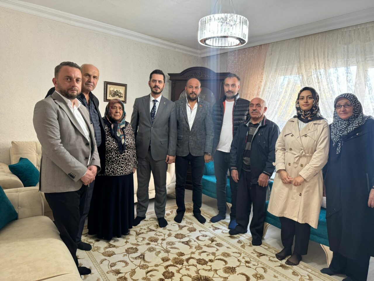 AK Partili Başkan’dan şehit ailelerine ziyaret AK Parti Osmangazi İlçe Başkanlığı’nın 8. Olağan Kongresi sonrasında göreve