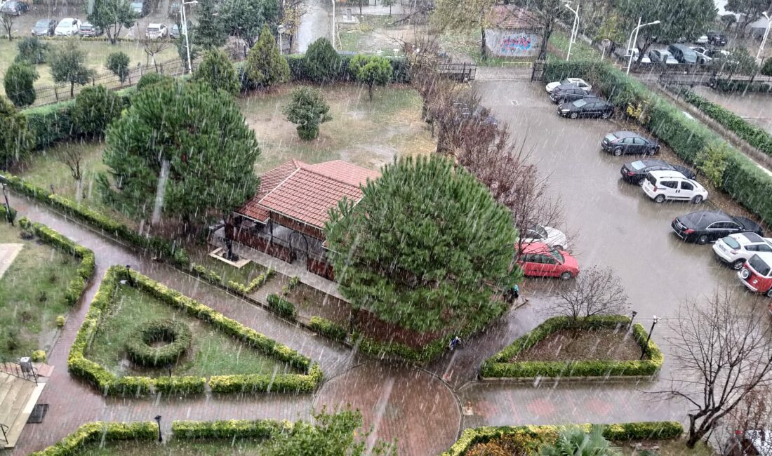 Bursa'da sabah saatlerinde başlayan kuvvetli yağış öğle saatlerinde kara dönüştü.