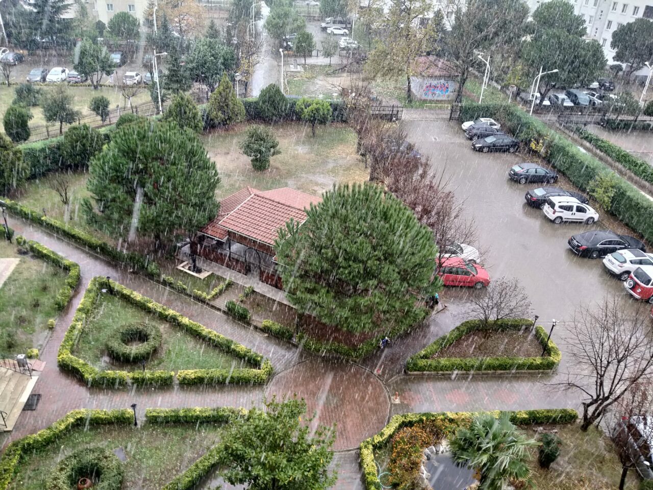 Bursa'da sabah saatlerinde başlayan kuvvetli yağış öğle saatlerinde kara dönüştü.