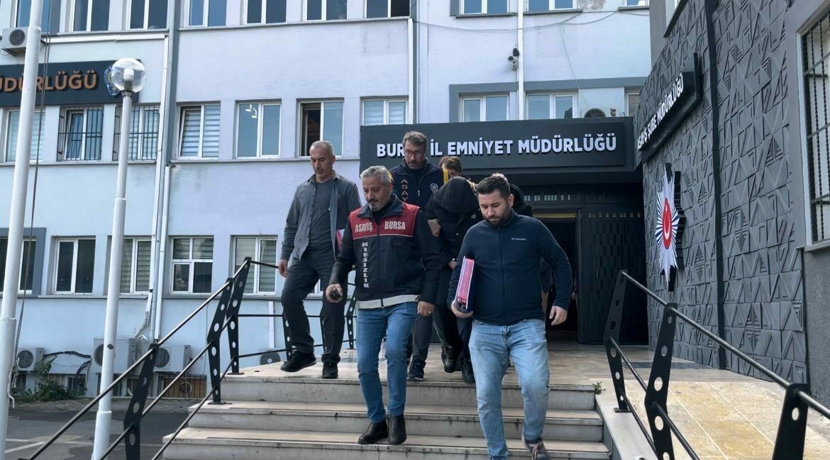 Ağır hasarlı araçları alıp piyasa süren otomobil çetesine operasyon : 3 kişi tutuklandı Bursa’da pert araçları piyasaya sürmek üzere 15 aracın şasi numarasını