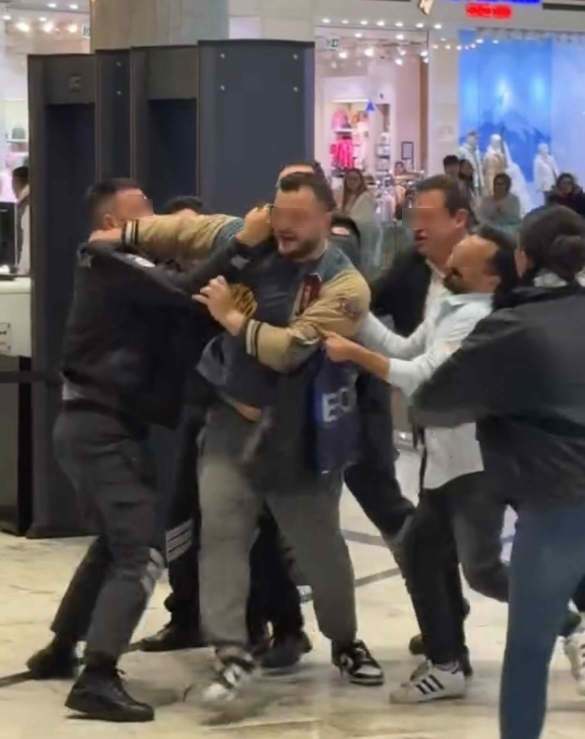 Bursa’nın Nilüfer ilçesinde bulunan Marka Alışveriş Merkezi’ne kız arkadaşıyla gezmeye