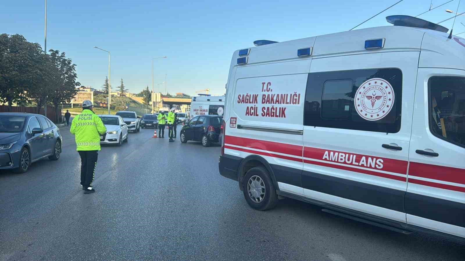 ARAÇ BAŞINDA KALP KRİZİ GEÇİRDİ, 2 OTOMOBİLE ÇARPARAK DURABİLDİ