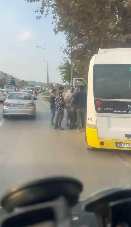 Bursa’da aracını otobüs durağına park edip otobüs şoförüyle tartışan esnaf