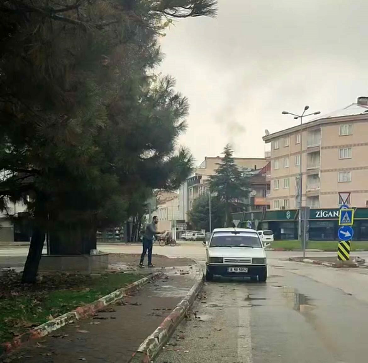 Aracını sokak çeşmesinde yıkayan sürücüye ceza yağdı Bursa’nın İnegöl de sokak çeşmesinden akan suyla aracını yıkayan sürücüye