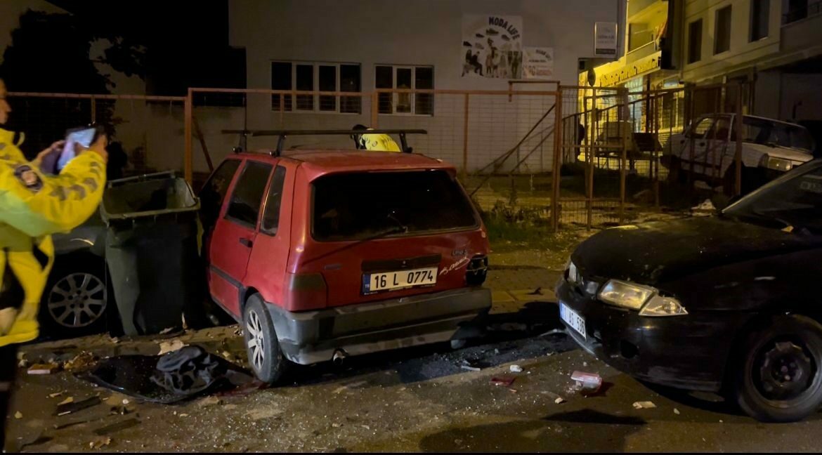 Bursa’da sürücüsünün kontrolünden çıkan otomobil park halindeki 3 otomobile çarptı.