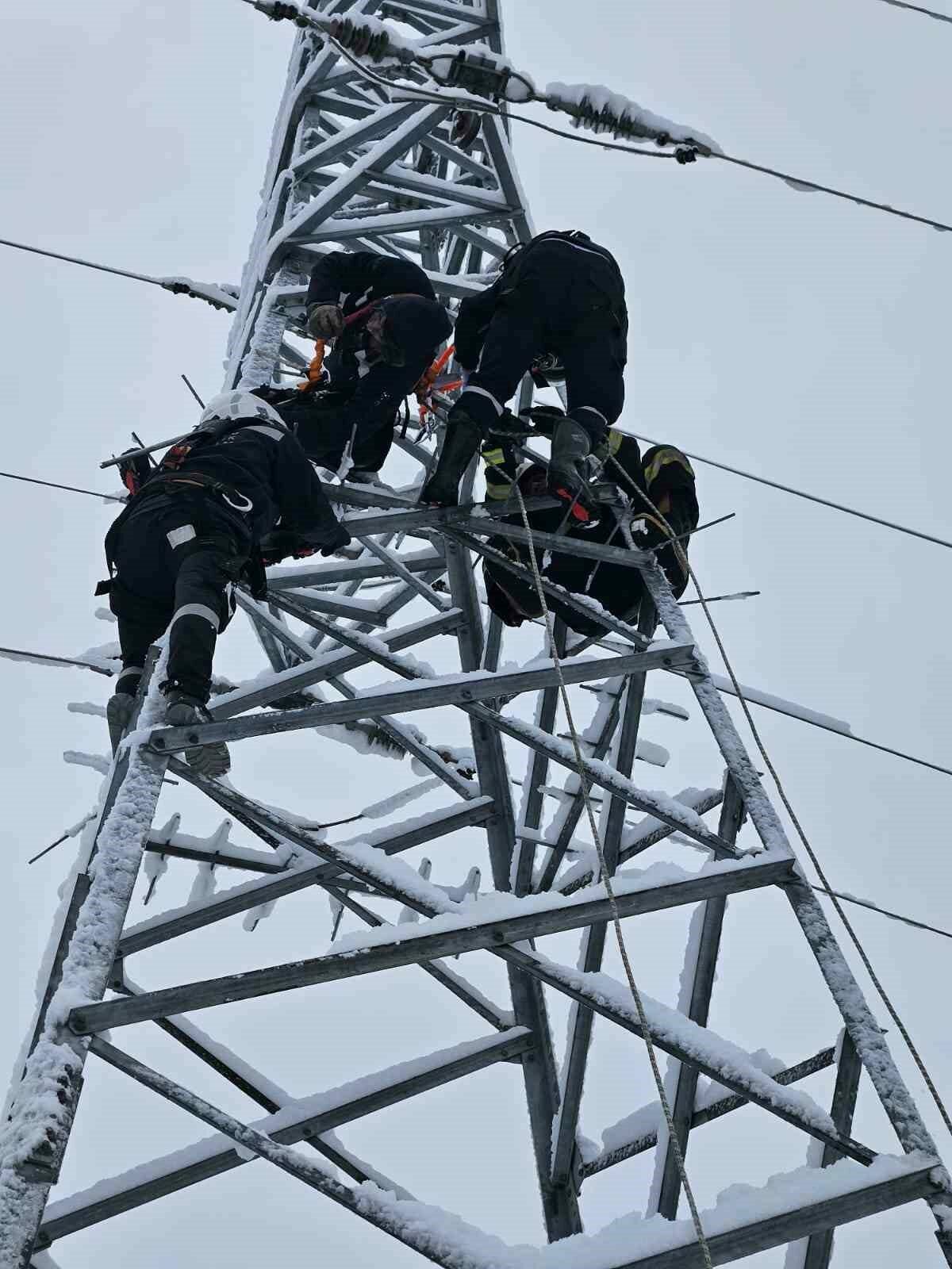 Arıza gidermek için çıktığı elektrik direğinde akıma kapıldı Bursa’nın İnegöl ilçesinde akıma kapılan elektrik teknikeri hayatını kaybetti. Enerji