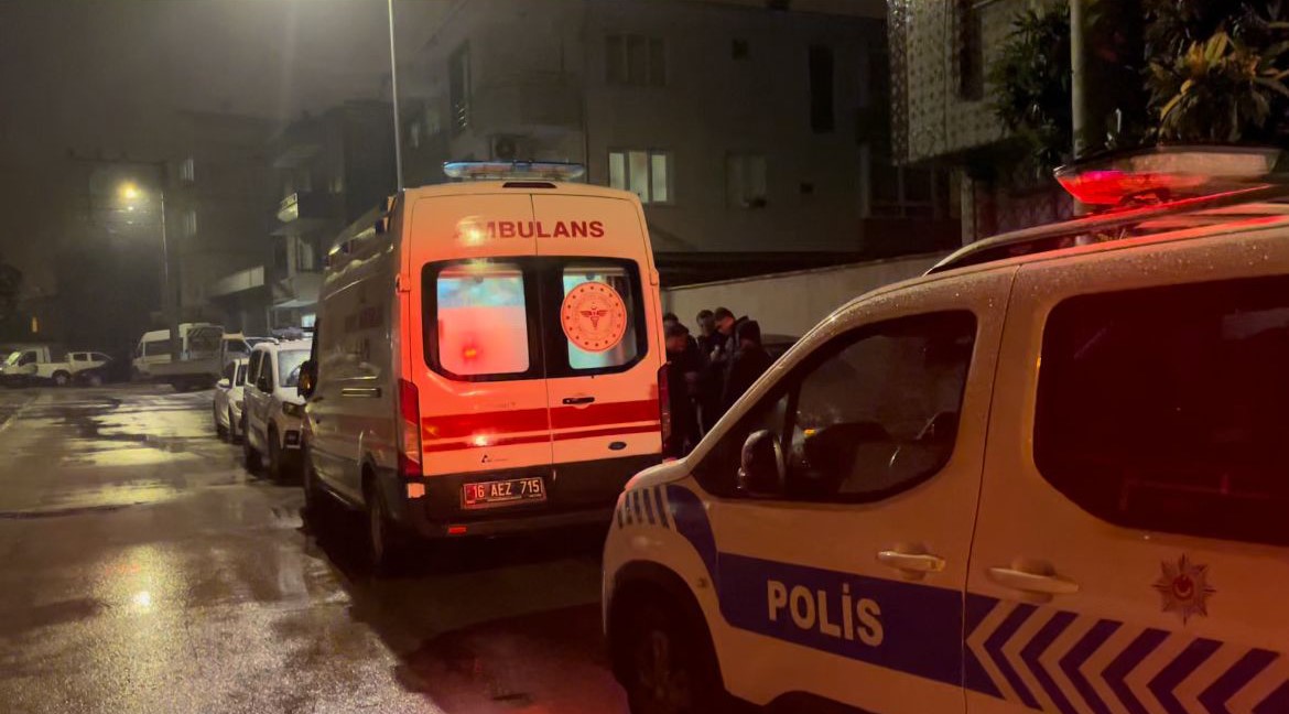 ARKADAŞIYLA TARTIŞTI, CAMA ATTIĞI YUMRUK BİLEĞİNİ KESTİ