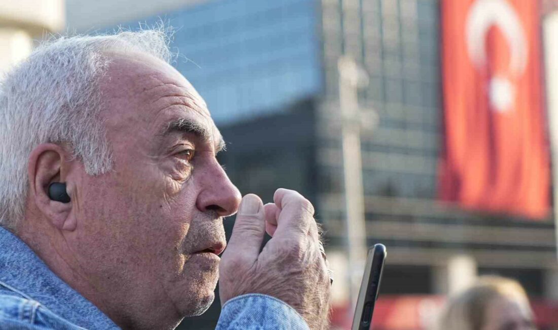 BURSA'DA SAAT 09.05'İ GÖSTERDİĞİNDE SİRENLERİN ÇALMASIYLA HAYAT DURDU. KİM NEREDE