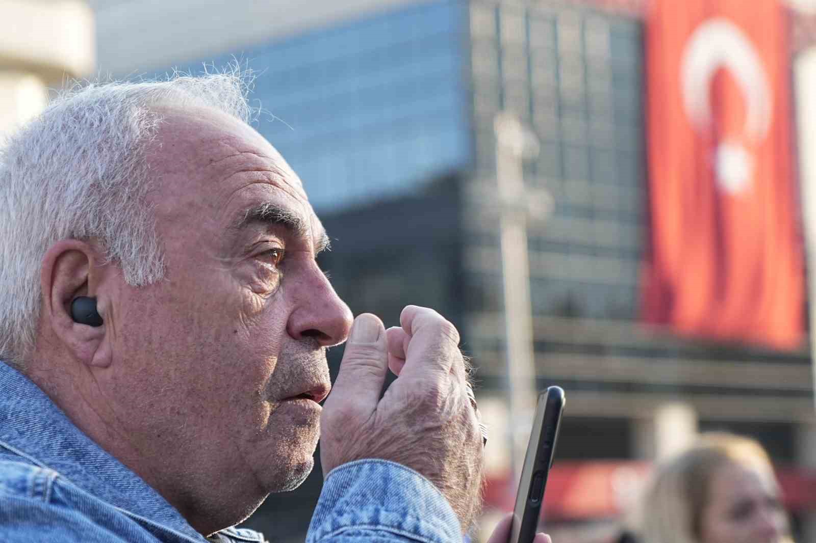 BURSA'DA SAAT 09.05'İ GÖSTERDİĞİNDE SİRENLERİN ÇALMASIYLA HAYAT DURDU. KİM NEREDE