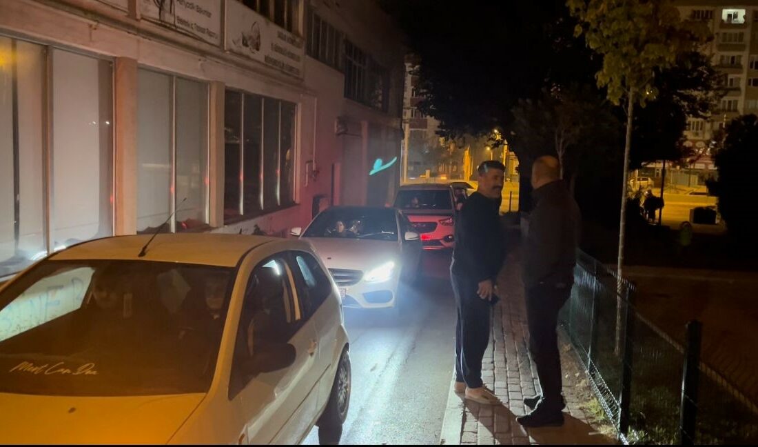 Ayakta zor yürüyen sürücü çekim yapan gazeteciyi görünce alkolmetreyi üflemedi BURSA'DA TRAFİK KONTROLÜNE TAKILAN ALKOLLÜ SÜRÜCÜ, ÇEKİM YAPAN GAZETECİLERİ GÖRÜNCE