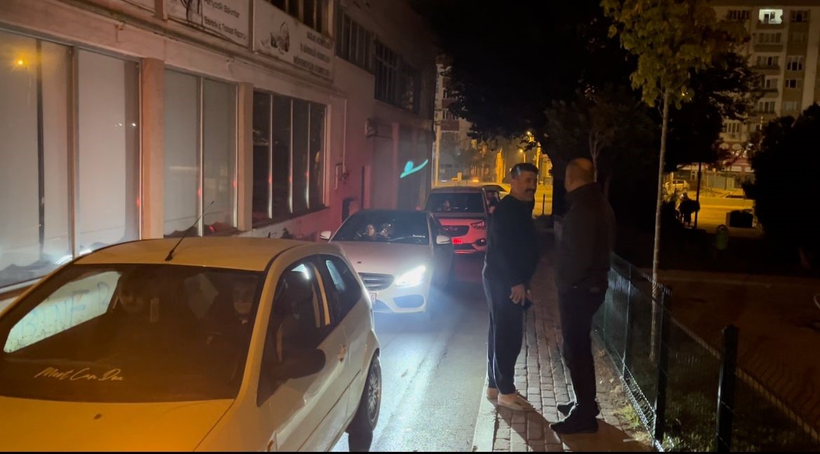 BURSA'DA TRAFİK KONTROLÜNE TAKILAN ALKOLLÜ SÜRÜCÜ, ÇEKİM YAPAN GAZETECİLERİ GÖRÜNCE