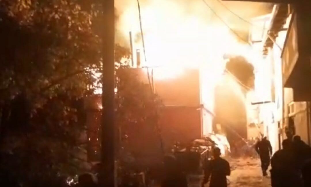 Bacadan çıkan yangın evi küle çevirdi BURSA'NIN ORHANGAZİ İLÇESİNDE BİR EVİN BACA KISMINDA ÇIKAN YANGIN, BÜYÜYEREK